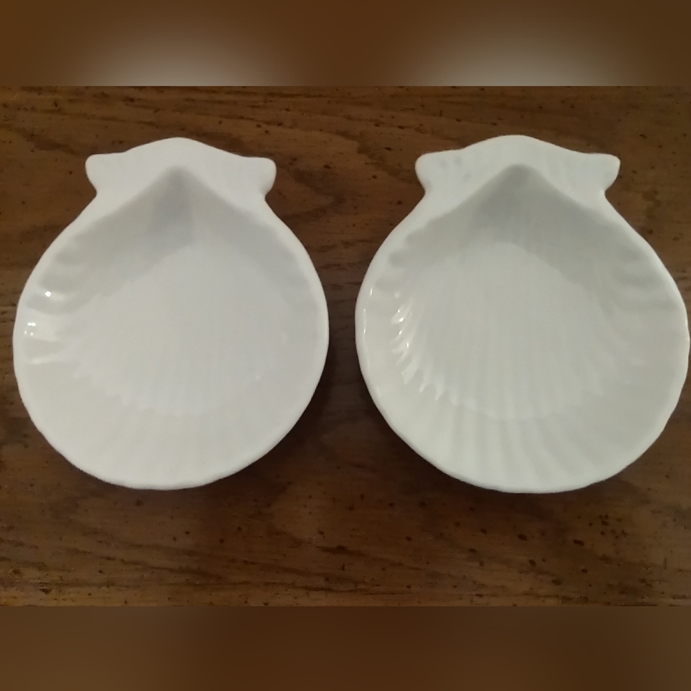 2 scallop shell Vertex brand dishes